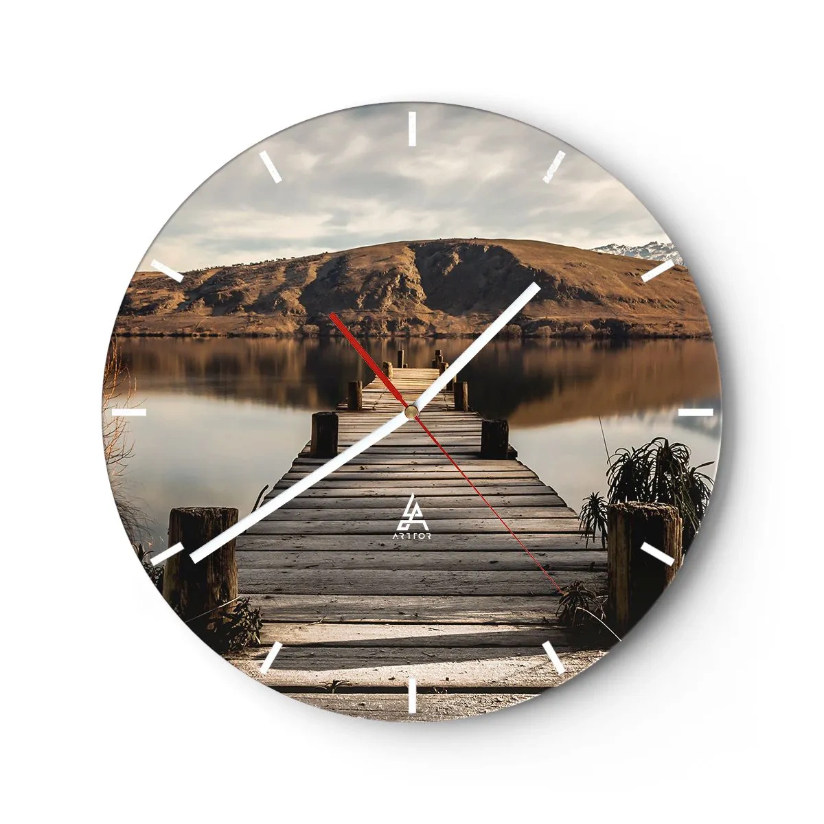 Wanduhr - Glasuhr - Eine Holzbrücke führt zu einem ruhigen See in den Bergen. - 30x30cm - Landschaft in Stille - Moderne Wanddekoration für Wohnzimmer, Küche und Schlafzimmer ARTTOR