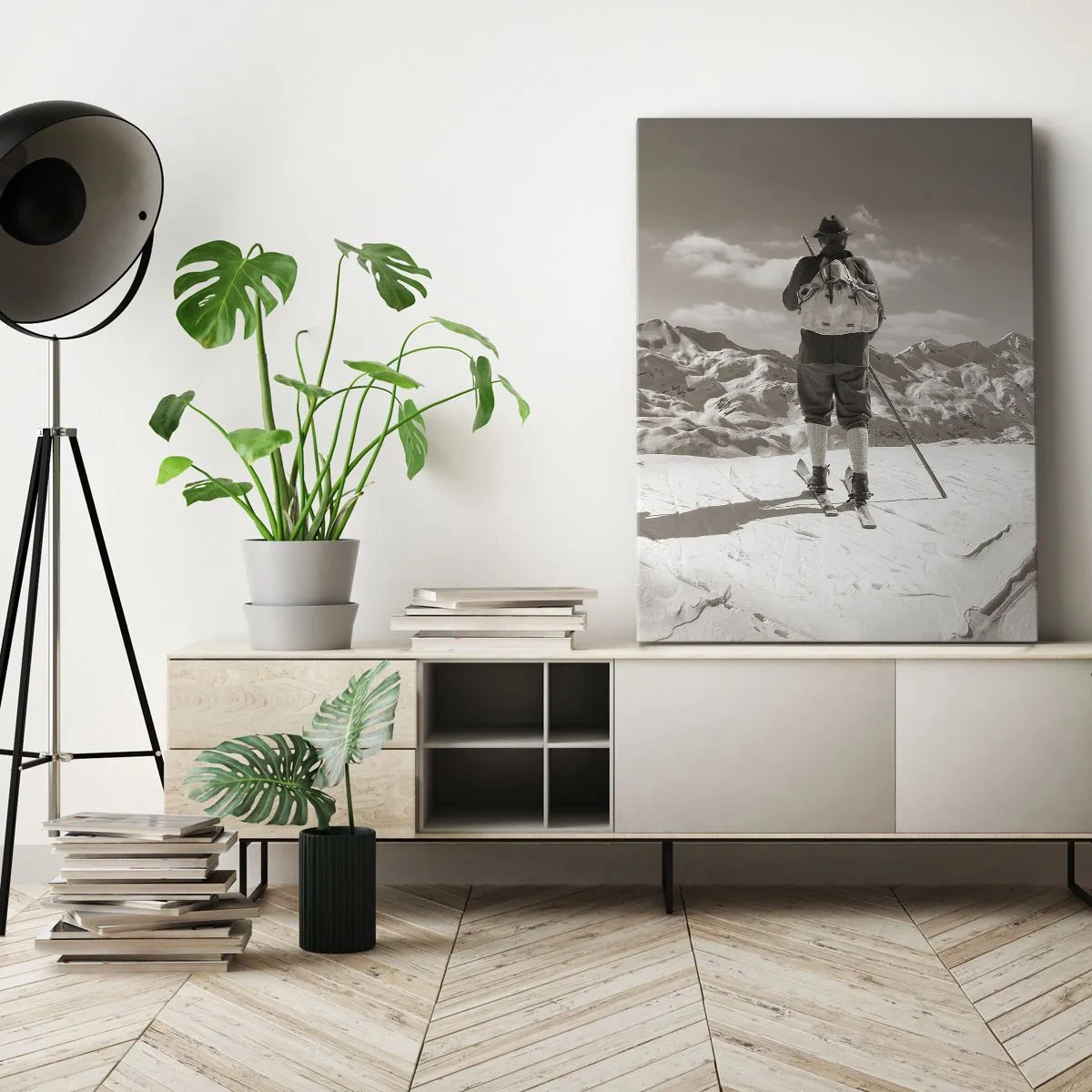 Bild auf Leinwand - Leinwandbild - Ein Skifahrer auf einem Berggipfel in Schwarz und Weiß - 70x100cm - Und die Berge bleiben unverändert - Moderne Wanddekoration für Wohnzimmer und Schlafzimmer ARTTOR