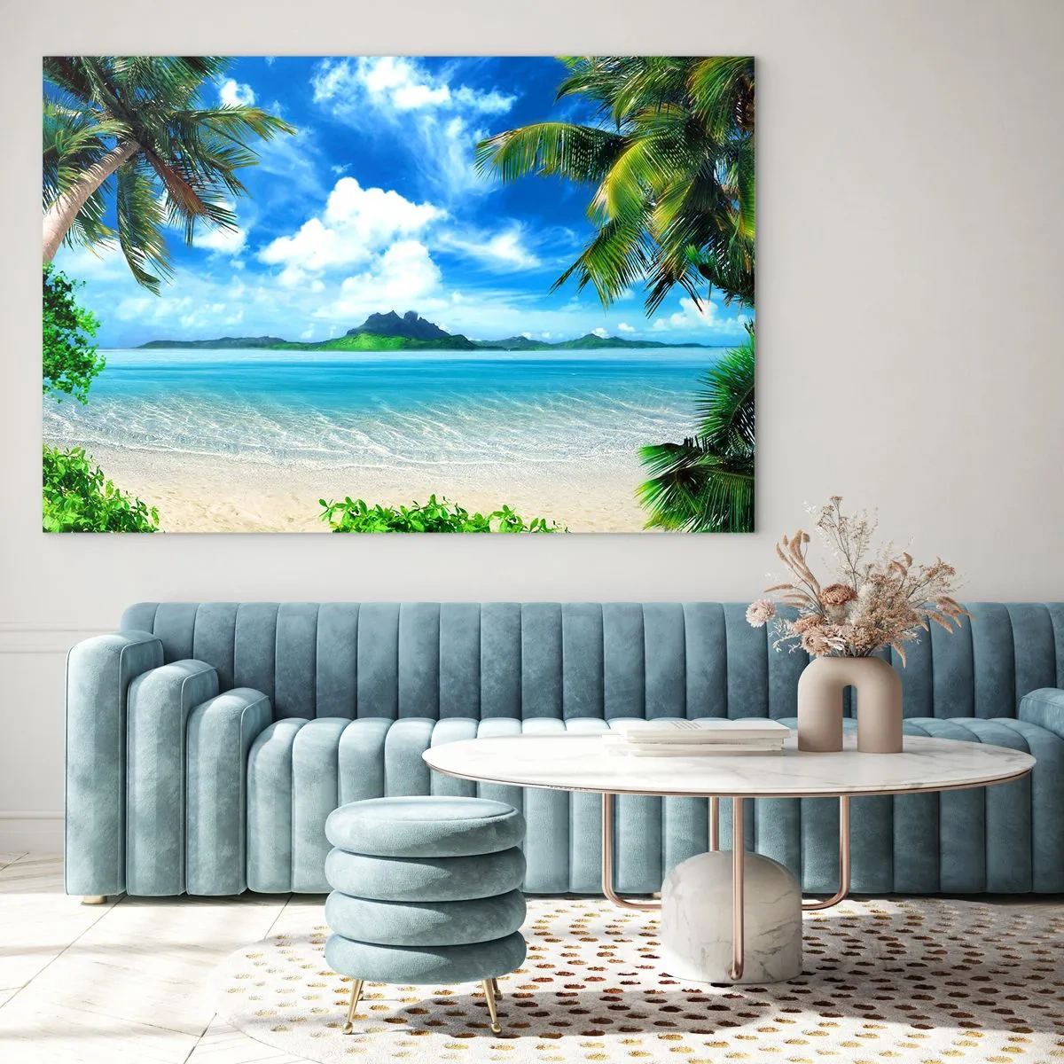 Glasbild - Bild auf glas - Ein tropischer Strand mit Palmen und Blick auf eine bergige Insel - 120x80cm - Das Azurblau der Tropen - Moderne Wanddekoration für Wohnzimmer und Schlafzimmer ARTTOR