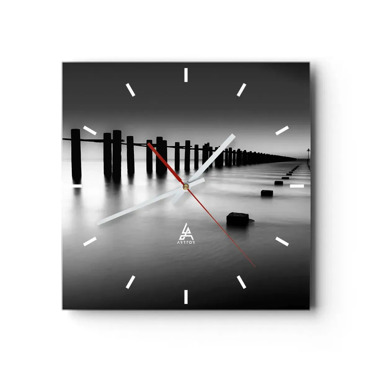 Wanduhr - Glasuhr - Im Wasser versunkene Holzpfähle und Betonblöcke in Schwarz-Weiß-Tönen - 30x30cm - Graue Distanz im Nebel - Moderne Wanddekoration für Wohnzimmer und Schlafzimmer ARTTOR