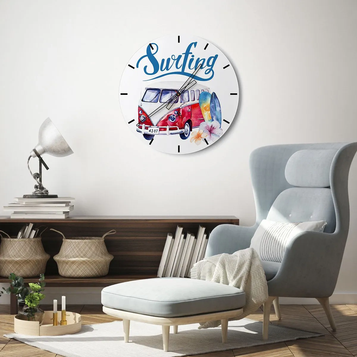 Wanduhr - Glasuhr - Surfbus-Motiv mit Brettern und Blumen auf weißem Hintergrund - 30x30cm - Gurke - ein Klassiker für einen Surfer - Moderne Wanddekoration für Wohnzimmer, Küche und Schlafzimmer ARTTOR