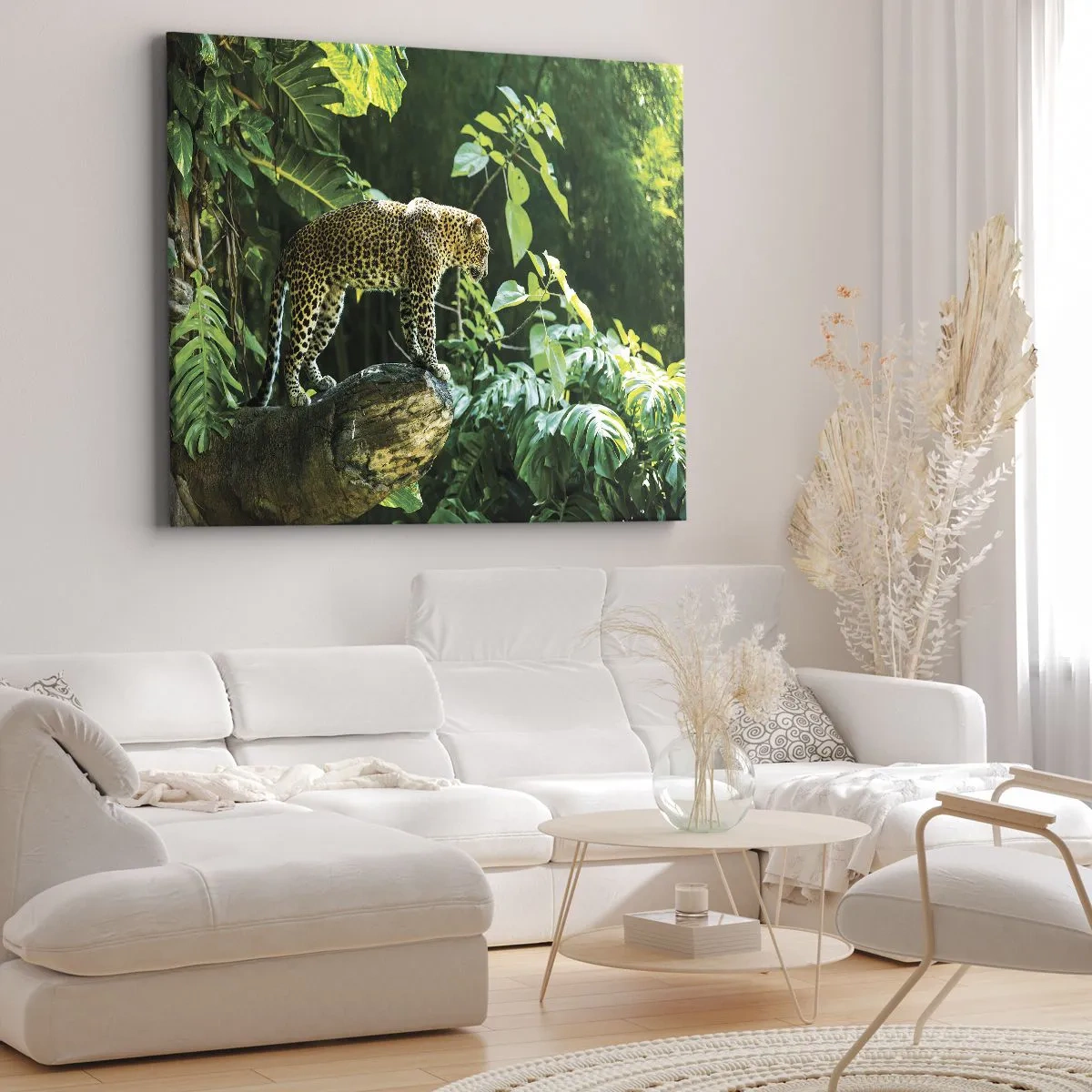 Bild auf Leinwand - Leinwandbild - Ein Leopard steht auf einem Felsen, umgeben von tropischer Vegetation - 100x70cm - Auf die Jagd? - Moderne Wanddekoration für Wohnzimmer und Schlafzimmer ARTTOR