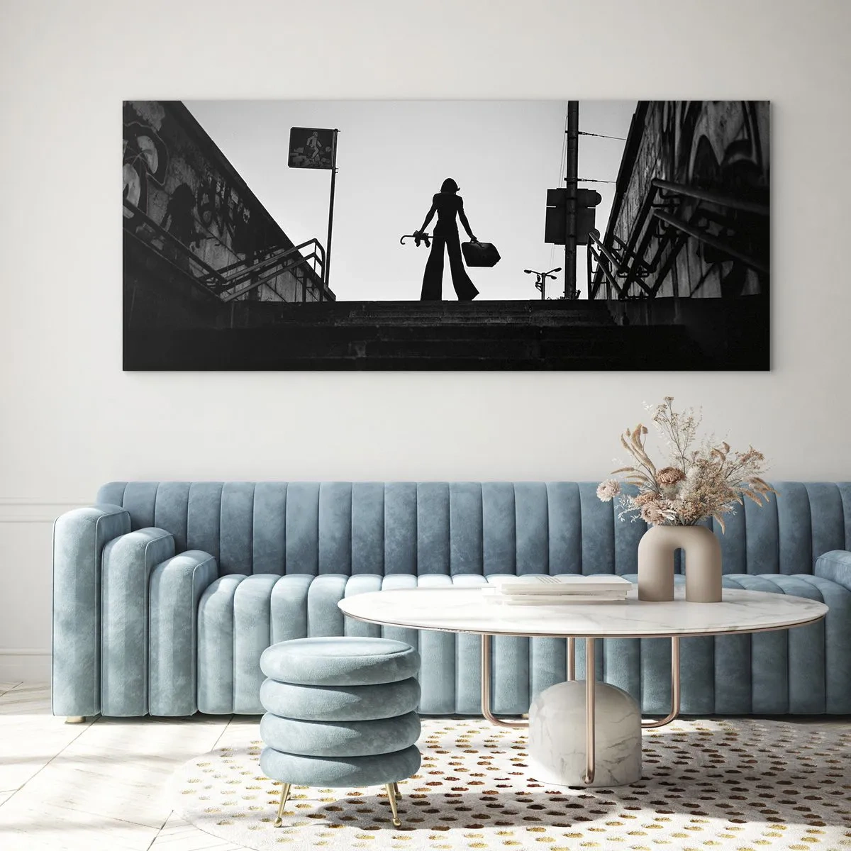 Glasbild - Bild auf glas - Eine Frauenfigur auf der Treppe in Schwarzweiß mit dynamischer Atmosphäre - 160x50cm - Städtisches Wandern - Moderne Wanddekoration für Wohnzimmer und Schlafzimmer ARTTOR