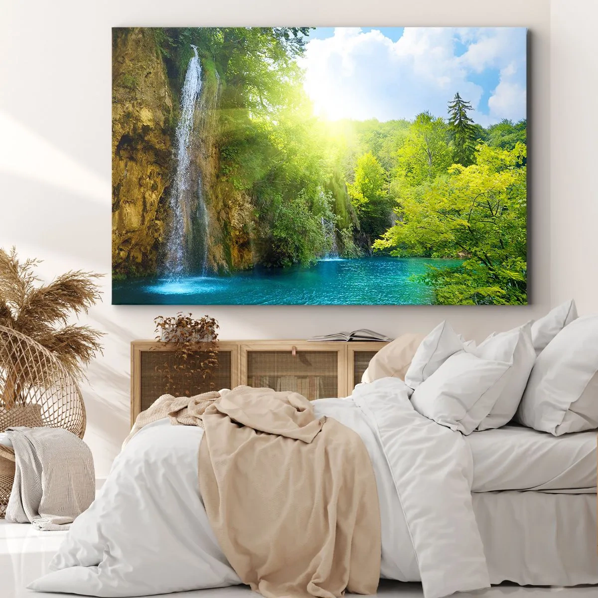 Bild auf Leinwand - Leinwandbild - Ein Wasserfall, der in einen türkisfarbenen See fließt, umgeben von Grün - 70x50cm - Es muss Eden sein - Moderne Wanddekoration für Wohnzimmer und Schlafzimmer ARTTOR