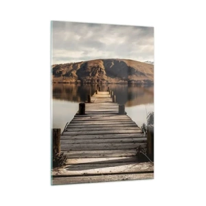 Glasbild - Bild auf glas - Ein Holzsteg über einem See mit Blick auf die Berge im Hintergrund - 50x70cm - Landschaft in Stille - Moderne Wanddekoration für Wohnzimmer und Schlafzimmer ARTTOR