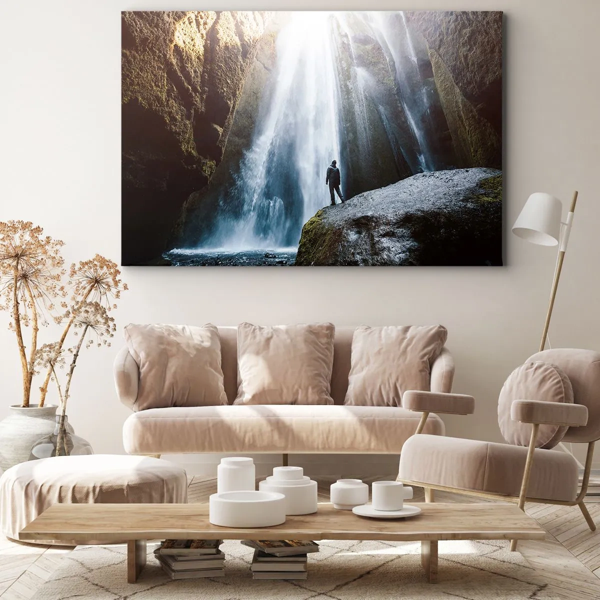 Bild auf Leinwand - Leinwandbild - Eine Figur vor der Kulisse eines majestätischen Wasserfalls in einer felsigen Schlucht - 120x80cm - Wiederherstellung der Proportionen - Moderne Wanddekoration für Wohnzimmer und Schlafzimmer ARTTOR