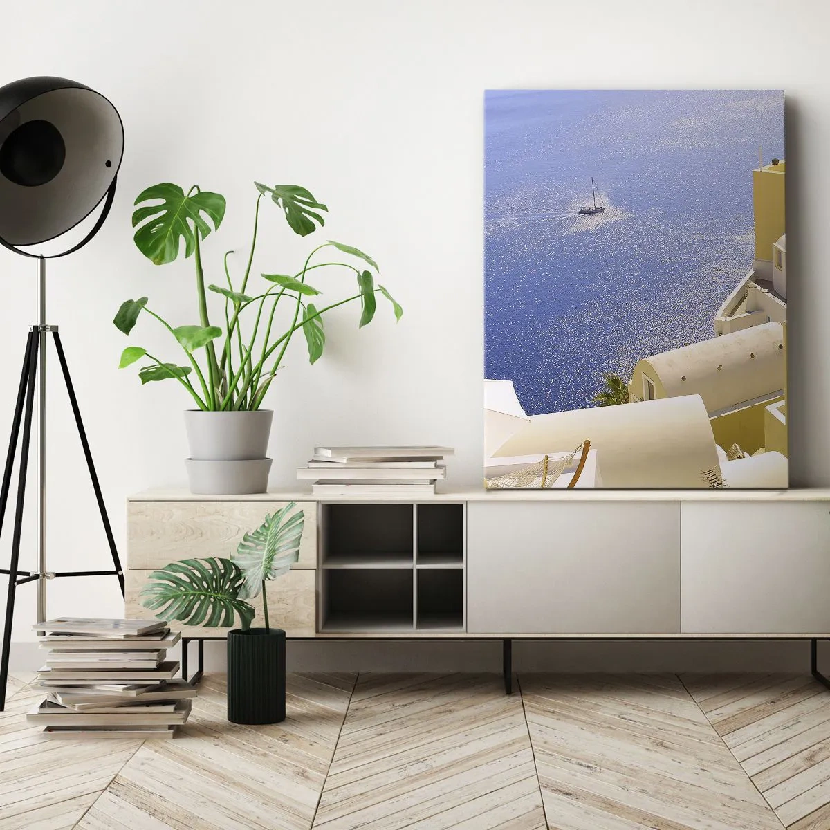Bild auf Leinwand - Leinwandbild - Griechische Architektur mit Meerblick und einem Boot im Hintergrund - 50x70cm - Griechische Landschaft in Weiß und Blau - Moderne Wanddekoration für Wohnzimmer und Schlafzimmer ARTTOR