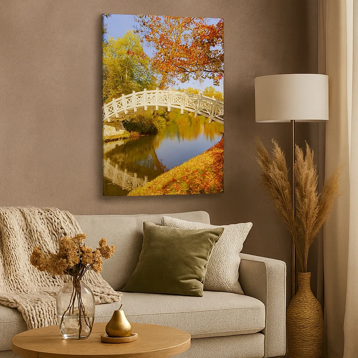 Bild auf Leinwand - Leinwandbild - Eine Brücke in einem Park, umgeben von Herbstlaub über ruhigem Wasser - 50x70cm - Auf der weißen Seufzerbrücke - Moderne Wanddekoration für Wohnzimmer und Schlafzimmer ARTTOR