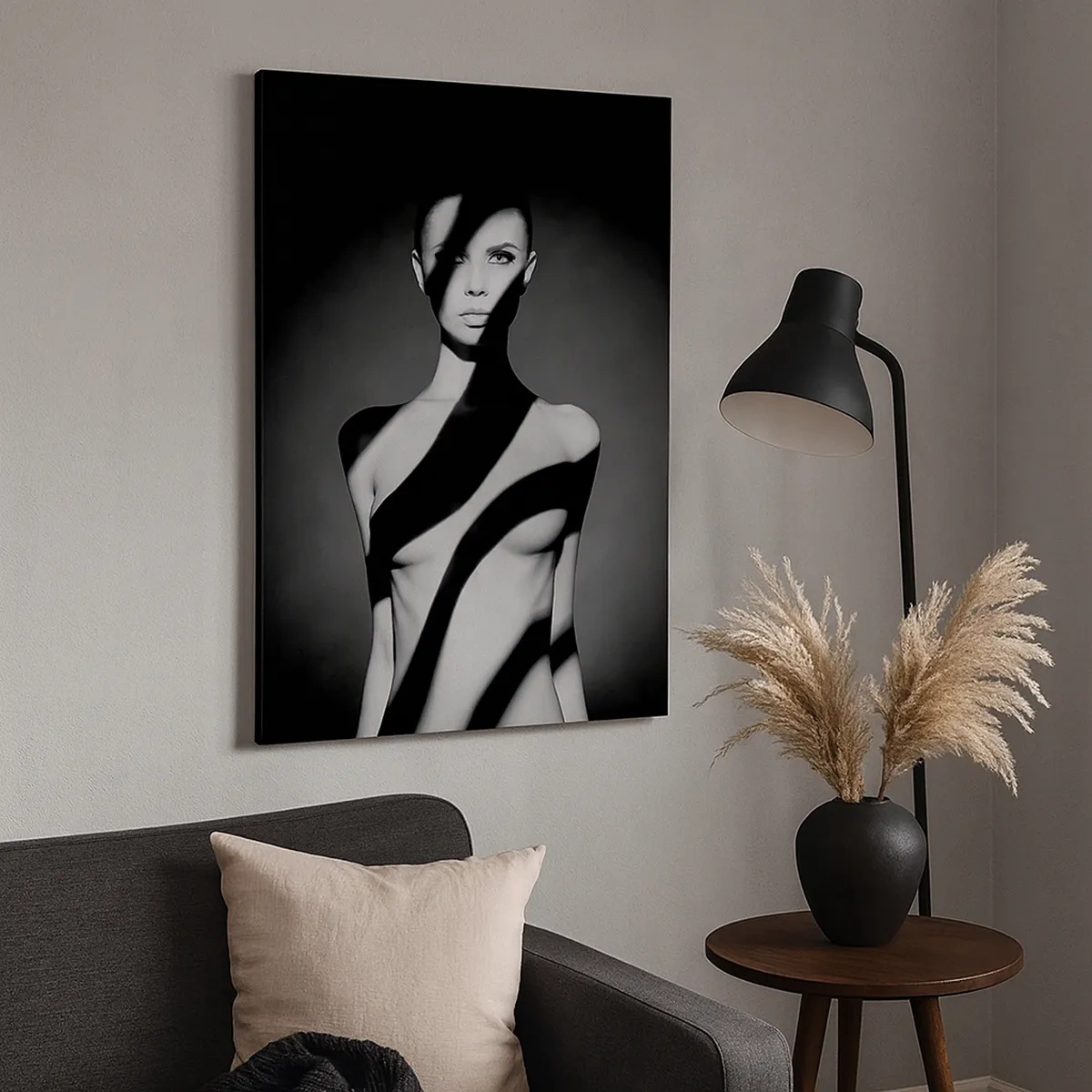 Bild auf Leinwand - Leinwandbild - Schwarz-Weiß-Porträt einer Frau in Licht und Schatten - 50x70cm - In Glanz und Schatten - Moderne Wanddekoration für Wohnzimmer und Schlafzimmer ARTTOR