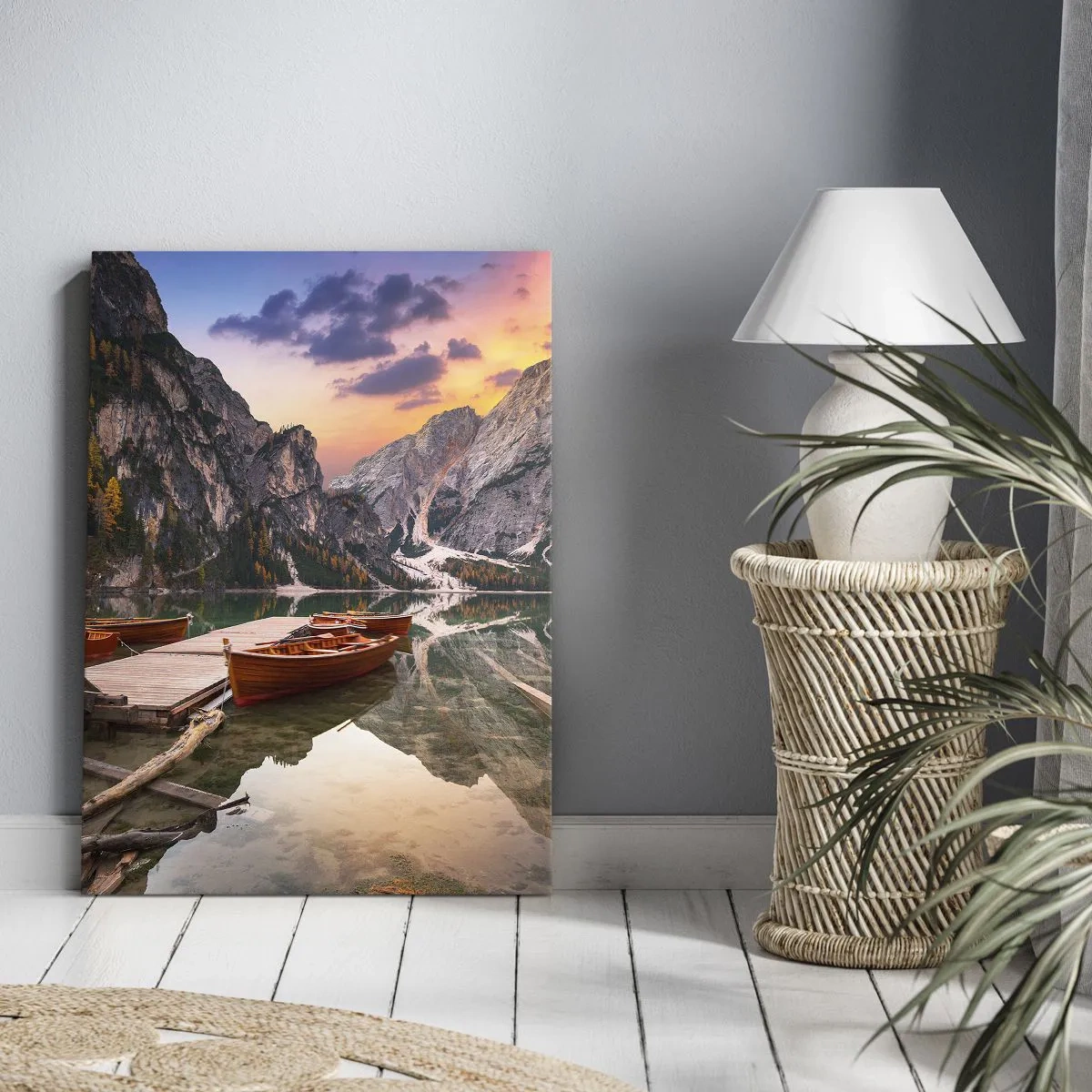 Bild auf Leinwand - Leinwandbild - Bergsee mit Booten bei Sonnenuntergang - 70x100cm - Versprechen des Tages - Moderne Wanddekoration für Wohnzimmer und Schlafzimmer ARTTOR