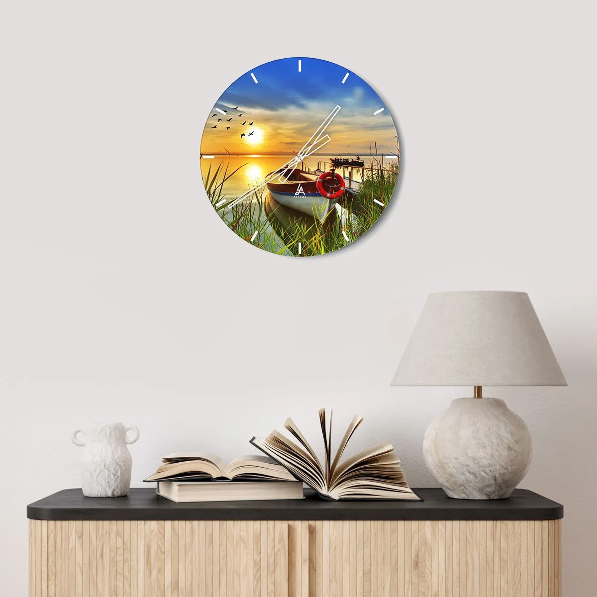 Wanduhr - Glasuhr - Ein Boot am Pier bei Sonnenuntergang, Vögel fliegen davon - 30x30cm - Die Kormorane fliegen schon weg - Moderne Wanddekoration für Wohnzimmer, Küche und Schlafzimmer ARTTOR