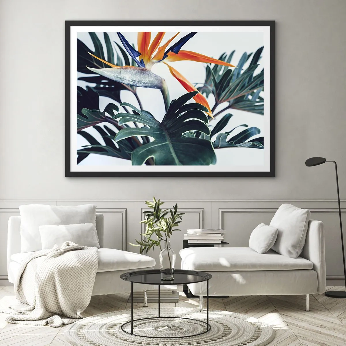 Poster in einem schwarzem Rahmen - Strelitzia-Blüte, umgeben von Blättern in hellem Licht - 70x50cm - Vogelbusch - Moderne Wanddekoration für Wohnzimmer und Schlafzimmer ARTTOR