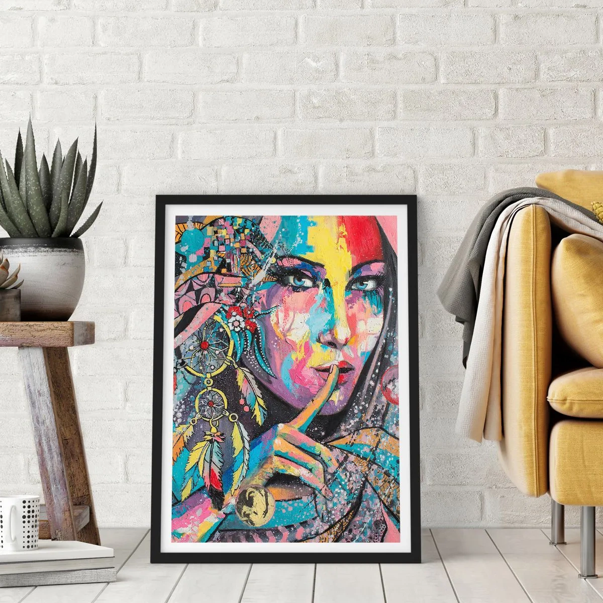 Poster in einem schwarzem Rahmen - Farbenfrohes Porträt einer Frau mit Federn und einem Traumfänger - 50x70cm - Sei still, bis du verstehst - Moderne Wanddekoration für Wohnzimmer und Schlafzimmer ARTTOR