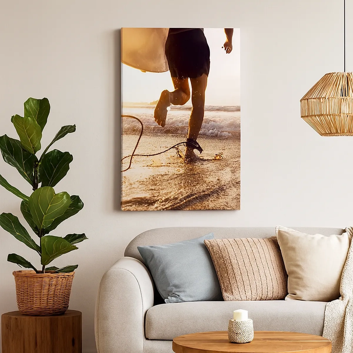Bild auf Leinwand - Leinwandbild - Ein Surfer läuft mit seinem Brett in der Sonne am Strand entlang. - 50x70cm - Um die Welle zu treffen - Moderne Wanddekoration für Wohnzimmer und Schlafzimmer ARTTOR