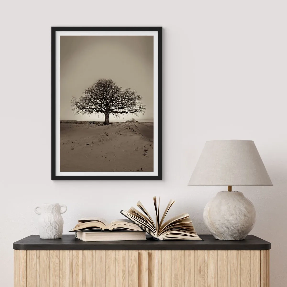 Poster in einem schwarzem Rahmen - Ein einsamer Baum in einer leeren Sepia-Landschaft - 50x70cm - Von hier zu Ewigkeit - Moderne Wanddekoration für Wohnzimmer und Schlafzimmer ARTTOR