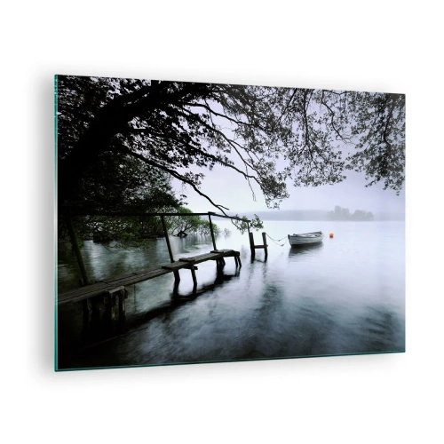Glasbild - Bild auf glas - Ein Holzsteg über einem nebligen See mit einem Boot im Hintergrund - 70x50cm - Du ruhst dich schon aus - Moderne Wanddekoration für Wohnzimmer und Schlafzimmer ARTTOR