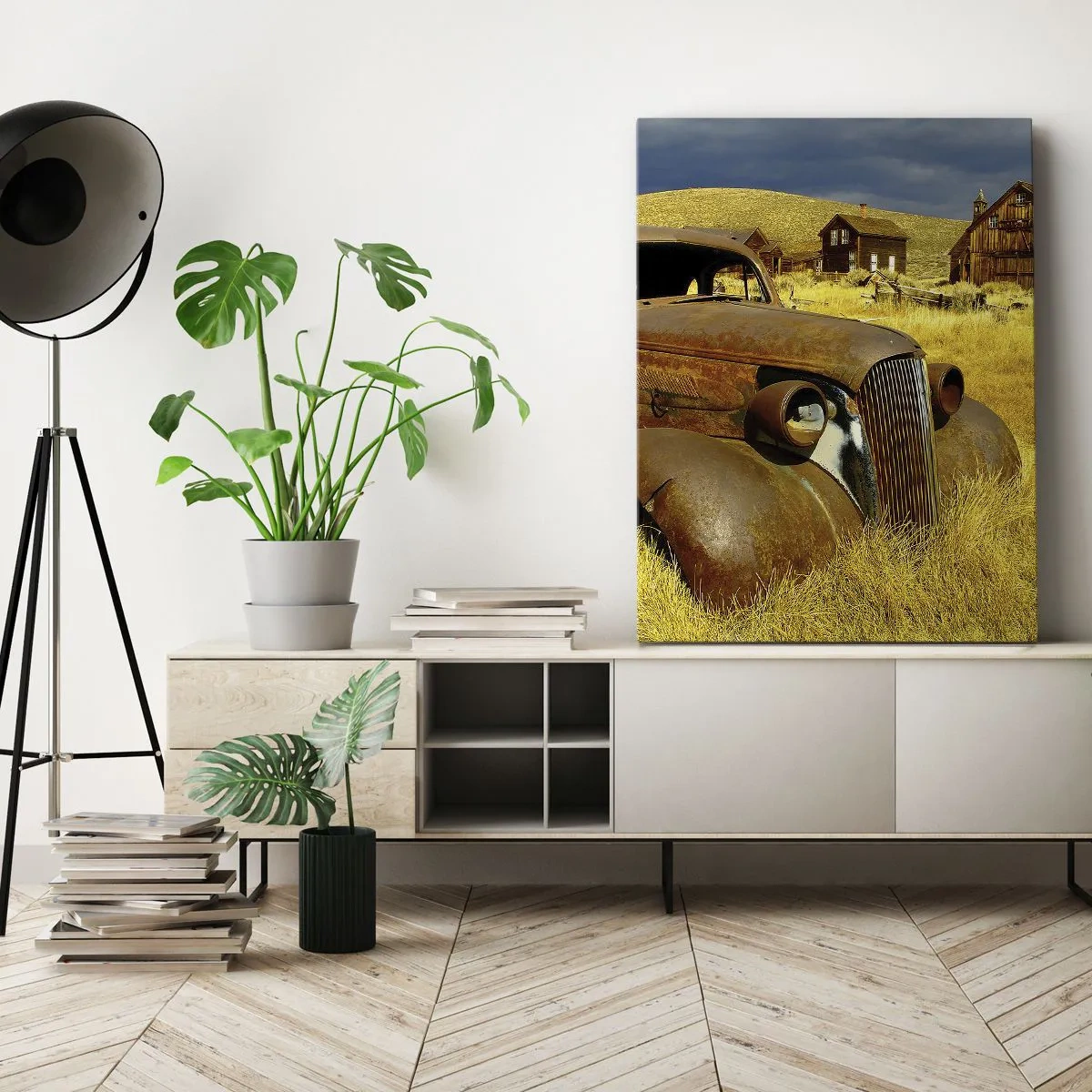 Bild auf Leinwand - Leinwandbild - Ein altes rostiges Auto vor dem Hintergrund verlassener Holzhütten - 50x70cm - Eine wohlverdiente Ruhe - Moderne Wanddekoration für Wohnzimmer und Schlafzimmer ARTTOR