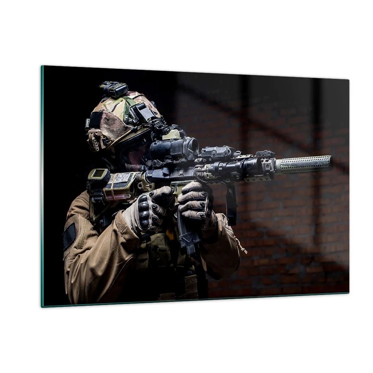 Glasbild - Bild auf glas - Ein Soldat in voller Montur mit einem Gewehr vor einer Ziegelmauer - 120x80cm - Tödlich wirksam - Moderne Wanddekoration für Wohnzimmer und Schlafzimmer ARTTOR