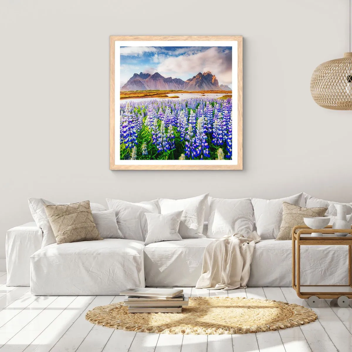 Poster in einem Rahmen aus heller Eiche - Kraft und Strenge neben Sanftmut - 60x60 cm