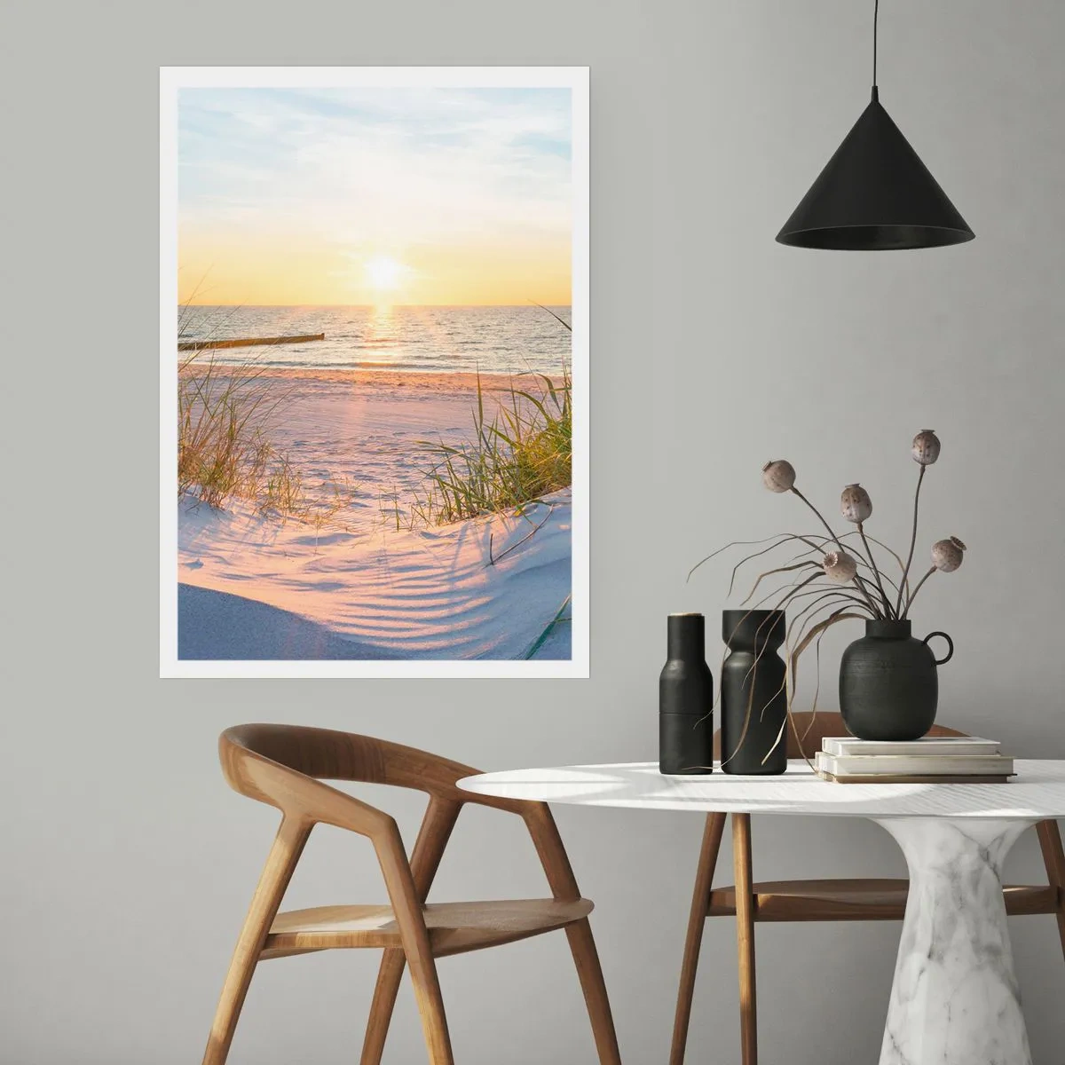 Poster - Sonnenuntergangsstrand mit Meerblick - 50x70cm - Das Rauschen des Meeres, der Gesang der Vögel, ein wilder Strand im Gras ... - Moderne Wanddekoration für Wohnzimmer und Schlafzimmer ARTTOR