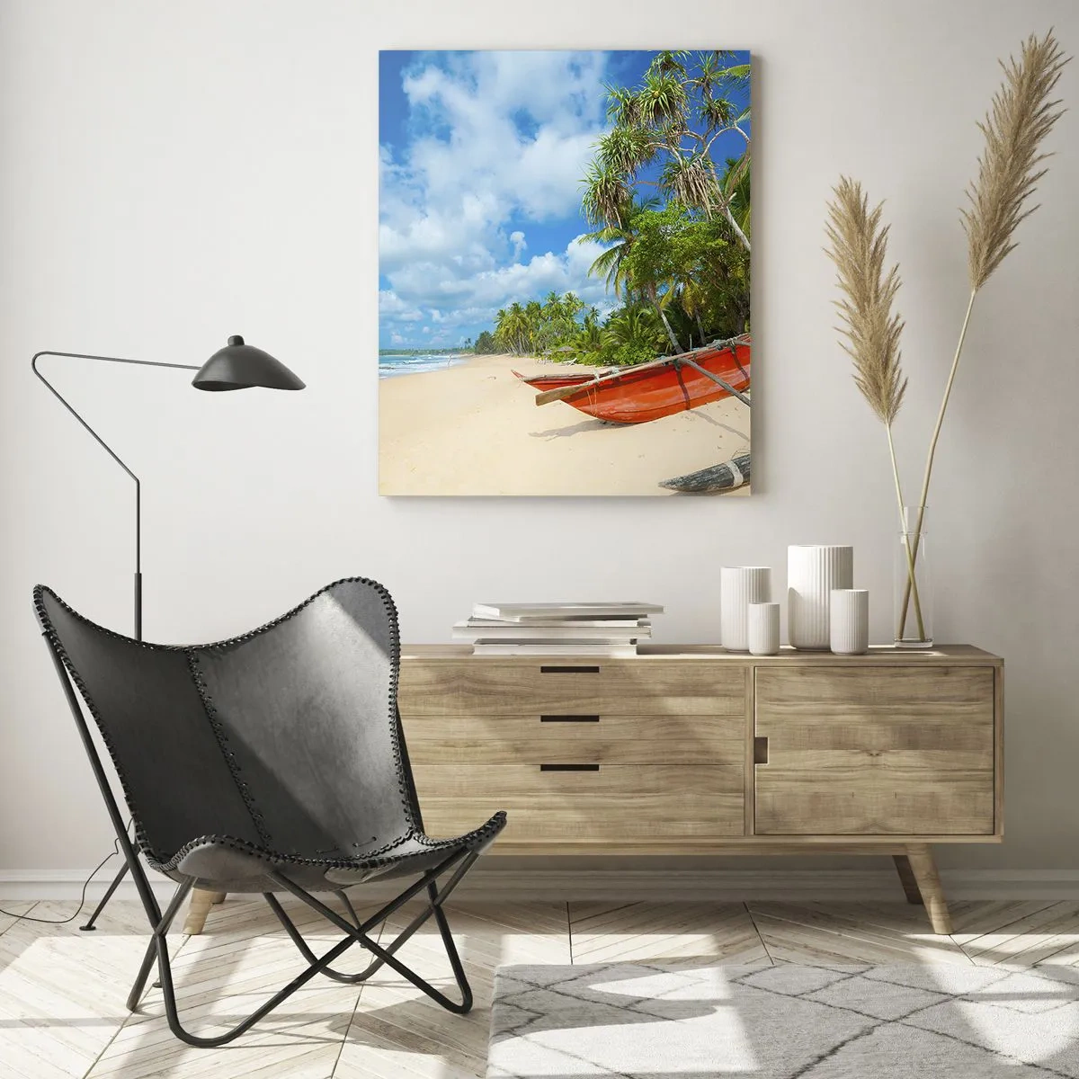 Glasbild - Bild auf glas - Tropischer Strand mit Palmen und traditionellen Booten - 50x70cm - Der Charme der Tropen - Moderne Wanddekoration für Wohnzimmer und Schlafzimmer ARTTOR