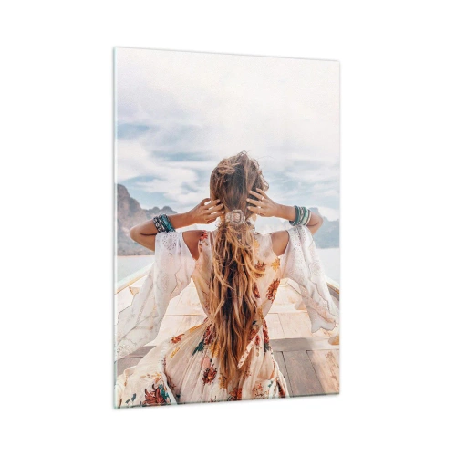 Glasbild - Bild auf glas - Eine Frau auf einem Boot blickt auf die Berge und den See. - 50x70cm - Auf dem Weg zum Glück - Moderne Wanddekoration für Wohnzimmer und Schlafzimmer ARTTOR