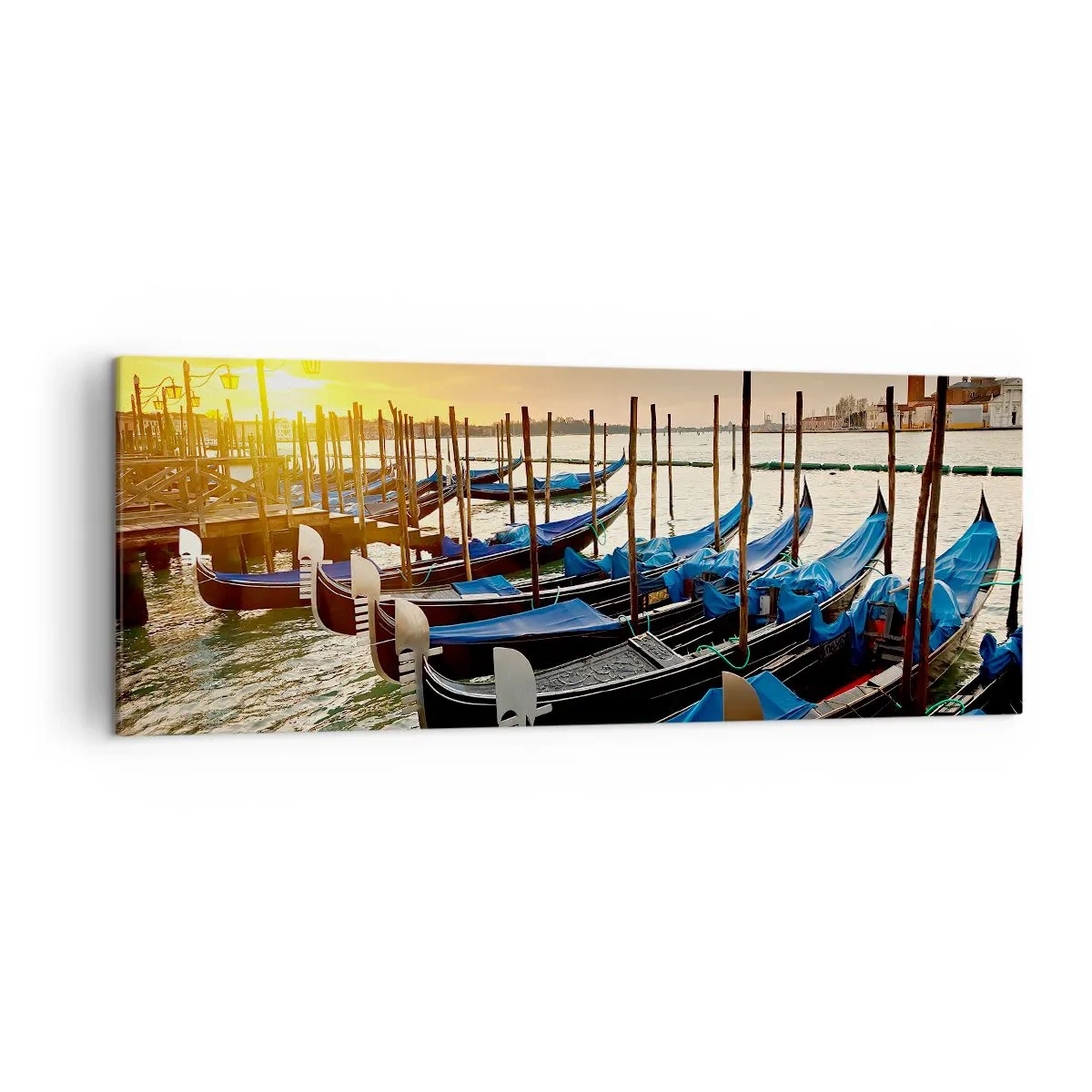 Bild auf Leinwand - Leinwandbild - Gondeln in Venedig am Morgen im Licht der aufgehenden Sonne - 140x50cm - Bevor das Summen kommt - Moderne Wanddekoration für Wohnzimmer und Schlafzimmer ARTTOR