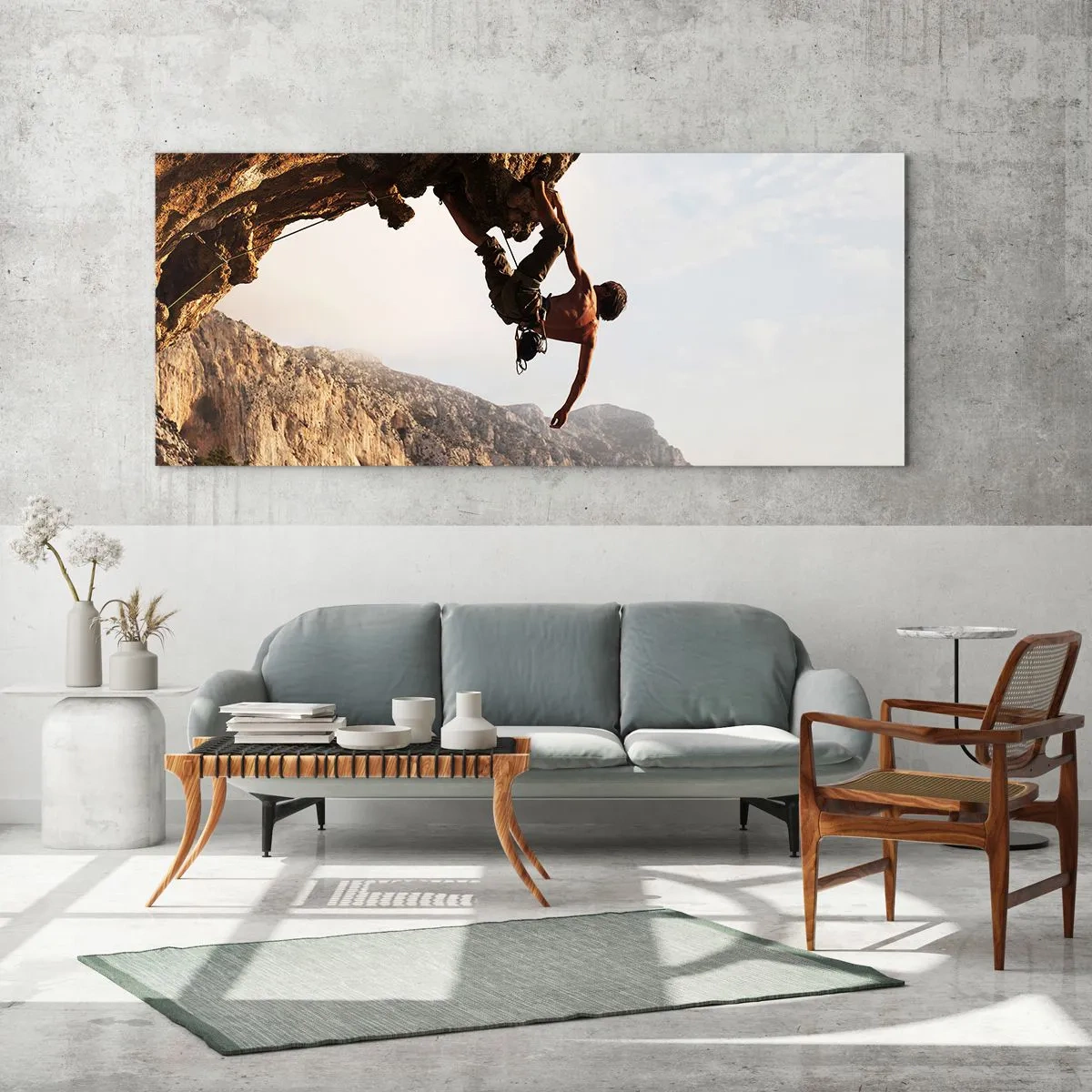 Glasbild - Bild auf glas - Ein Kletterer auf einer steilen Klippe in den Bergen im Sonnenschein - 160x50cm - Die Welt ist in einer Hand auf einem Felsblock geschrumpft - Moderne Wanddekoration für Wohnzimmer und Schlafzimmer ARTTOR