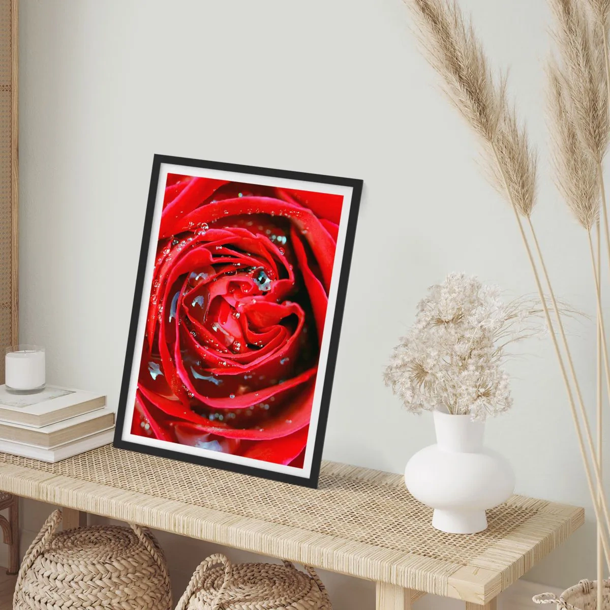 Poster in einem schwarzem Rahmen - Nahaufnahme einer roten Rose mit Wassertropfen - 50x70cm - In den Tautropfen - Moderne Wanddekoration für Wohnzimmer und Schlafzimmer ARTTOR