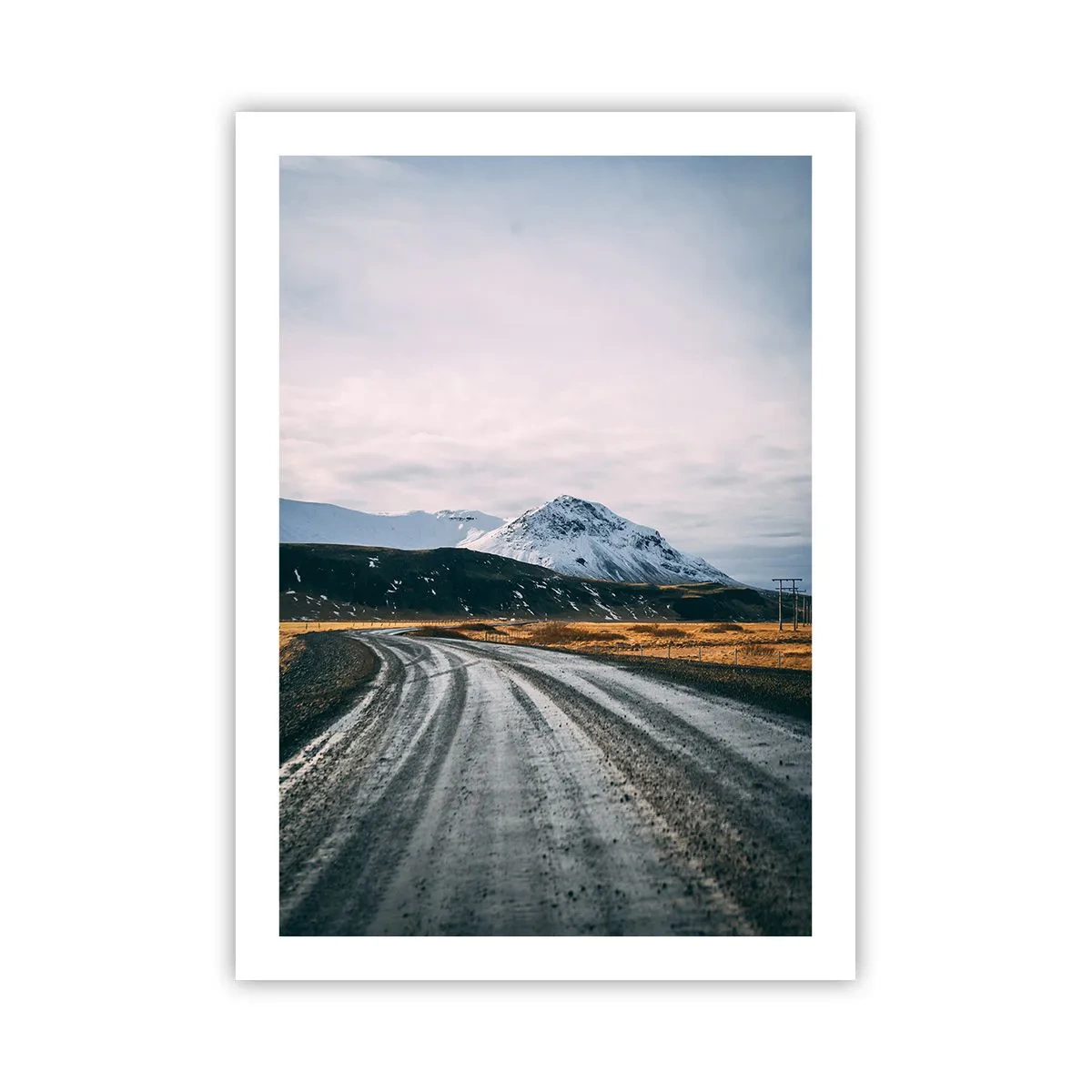 Poster - Eine Straße, die zu den schneebedeckten Bergen führt - 50x70cm - Im isländischen Flair - Moderne Wanddekoration für Wohnzimmer und Schlafzimmer ARTTOR