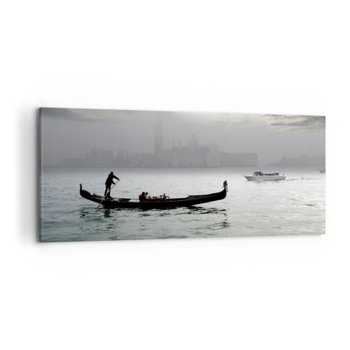 Bild auf Leinwand - Leinwandbild - An einem nebligen Morgen gleitet eine Gondel über die Gewässer Venedigs und bietet einen Blick auf die Stadt. - 120x50cm - Eine fabelhafte Stadt aus Wasser und Nebel - Moderne Wanddekoration für Wohnzimmer und Schlafzimm