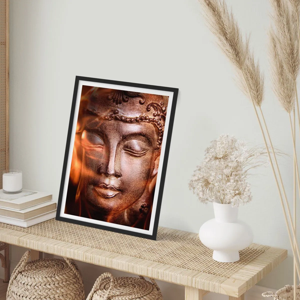 Poster in einem schwarzem Rahmen - Buddha-Skulptur leuchtet in warmem Licht - 50x70cm - Es existiert nur hier und jetzt - Moderne Wanddekoration für Wohnzimmer und Schlafzimmer ARTTOR