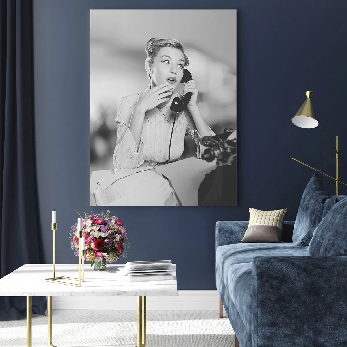 Glasbild - Bild auf glas - Eine Frau telefoniert an einer Schreibmaschine - 80x120cm - Hallo, wir sind in den 1950er Jahren. - Moderne Wanddekoration für Wohnzimmer und Schlafzimmer ARTTOR