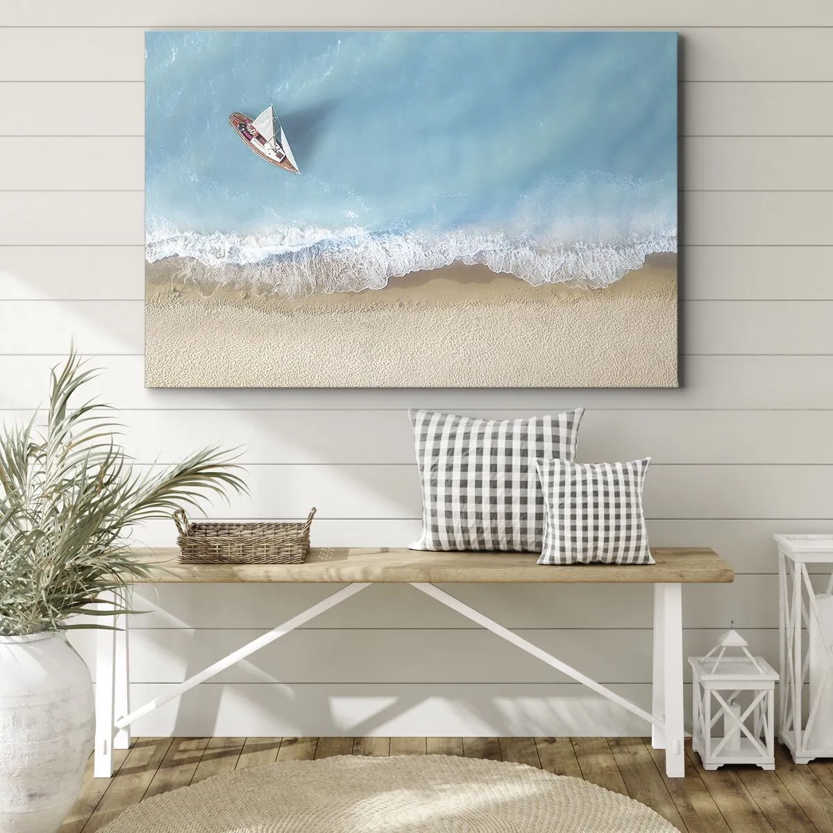 Bild auf Leinwand - Leinwandbild - Eine Vogelperspektive auf ein Boot am Strand - 120x80cm - An der Grenze von Blau und Gold - Moderne Wanddekoration für Wohnzimmer und Schlafzimmer ARTTOR