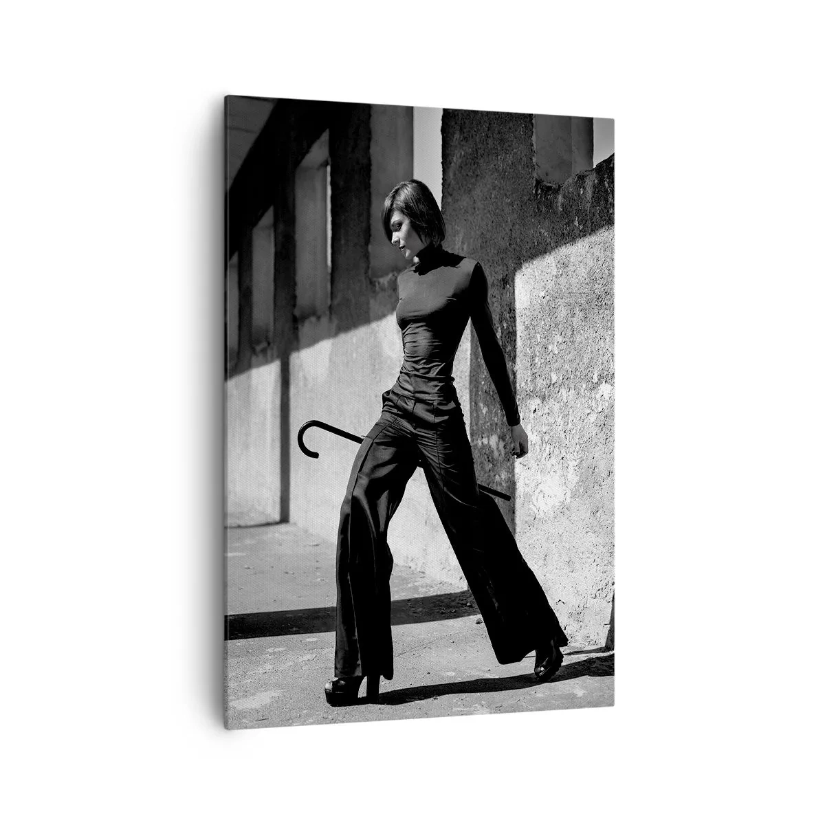 Bild auf Leinwand - Leinwandbild - Stilvolle Frau in einem industriellen Umfeld - 70x100cm - Urbane Eleganz - Moderne Wanddekoration für Wohnzimmer und Schlafzimmer ARTTOR