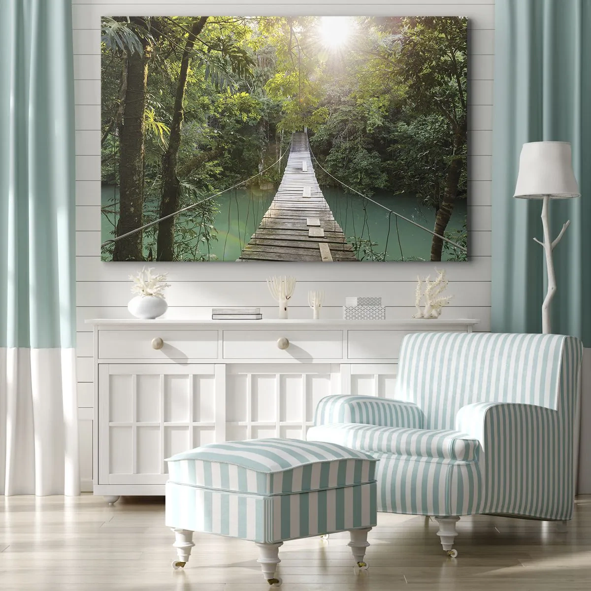 Bild auf Leinwand - Leinwandbild - Eine Hängebrücke in einem tropischen Wald, beleuchtet vom Sonnenlicht. - 100x70cm - Über das azurblaue Wasser zum azurblauen Wald - Moderne Wanddekoration für Wohnzimmer und Schlafzimmer ARTTOR