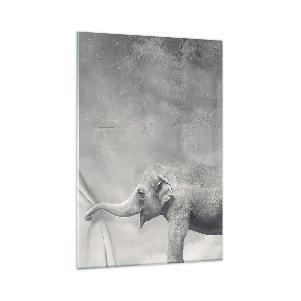 Glasbild - Bild auf glas - Ein Elefant, der in einer surrealen Schwarzweißaufnahme den Vorhang zurückzieht - 80x120cm - Enthülle das Geheimnis - Moderne Wanddekoration für Wohnzimmer und Schlafzimmer ARTTOR
