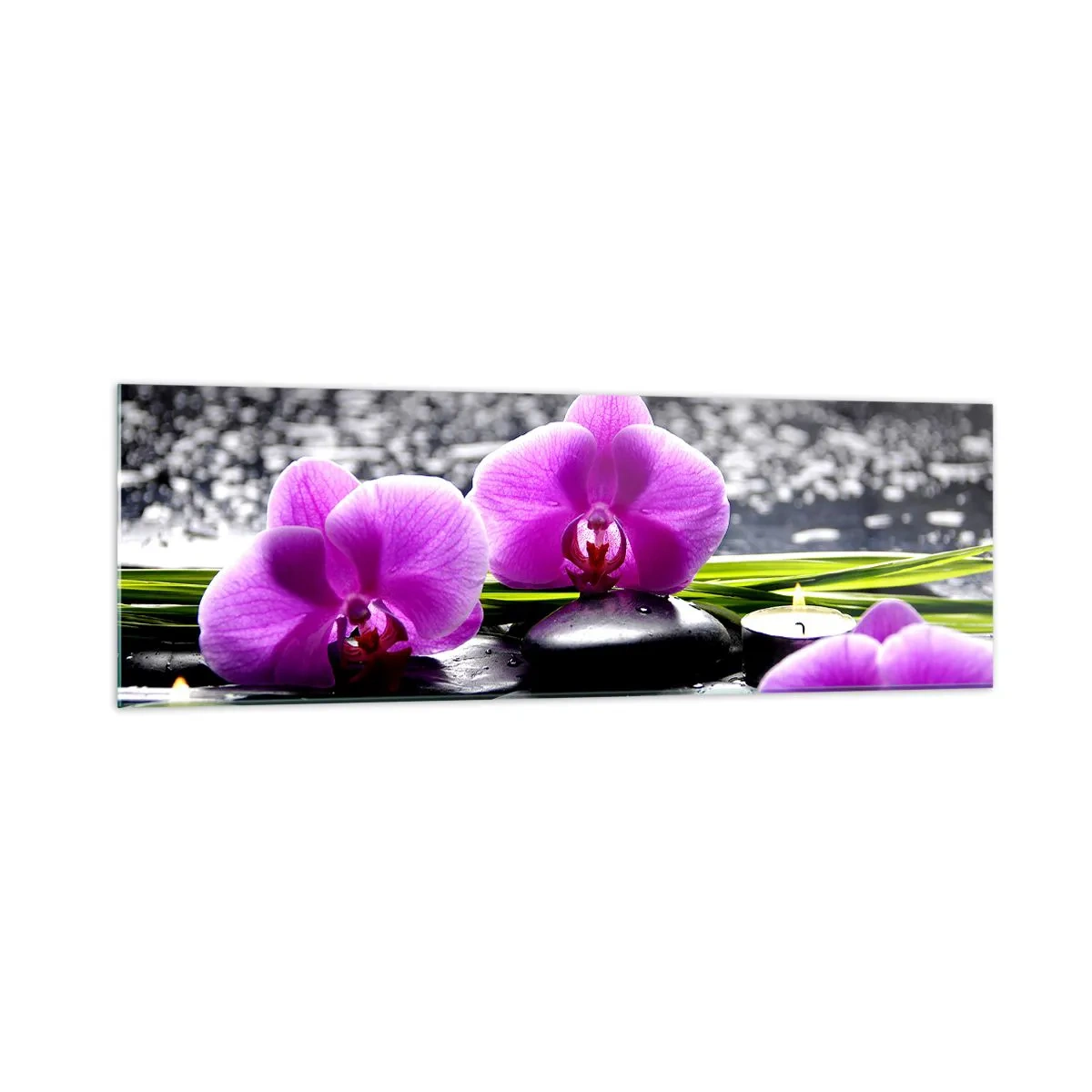 Glasbild - Bild auf glas - Lila Orchideen vor einem Hintergrund aus Steinen und Kerzen in einer entspannenden Umgebung - 160x50cm - In Ruhe ertrinken - Moderne Wanddekoration für Wohnzimmer und Schlafzimmer ARTTOR
