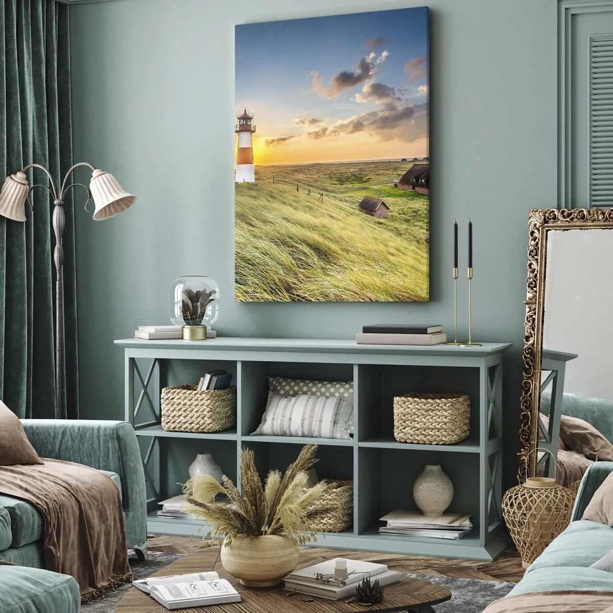 Bild auf Leinwand - Leinwandbild - Ein Leuchtturm mit Wiesen und Häusern in der Sonne im Hintergrund - 50x70cm - Zwischen den Wellen - Moderne Wanddekoration für Wohnzimmer und Schlafzimmer ARTTOR