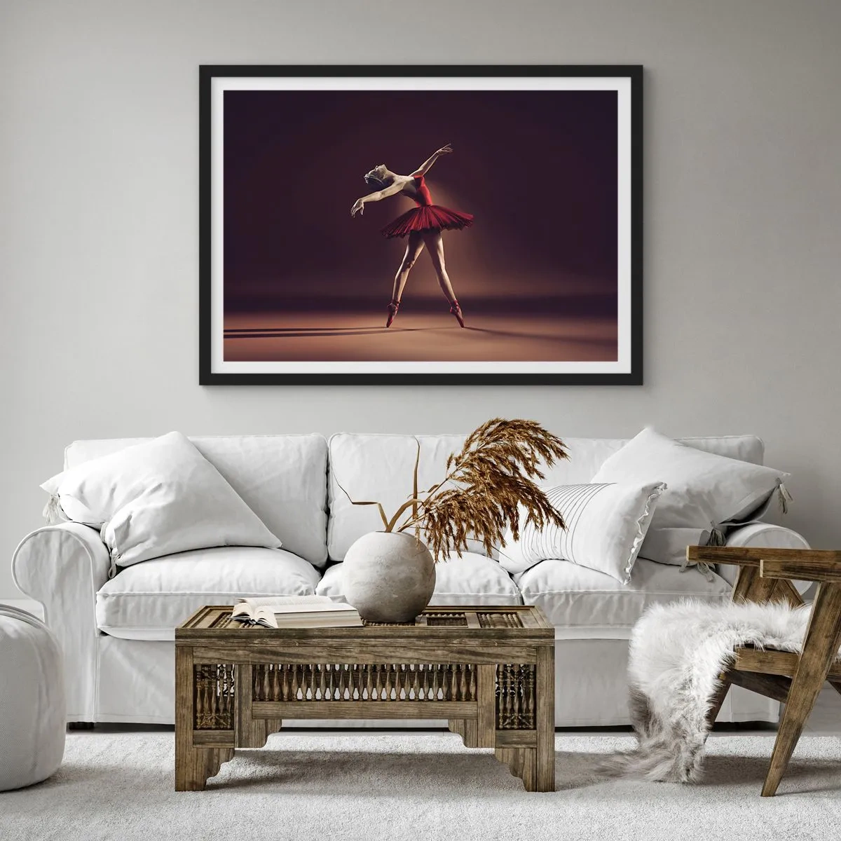 Poster in einem schwarzem Rahmen - Eine Balletttänzerin in einem roten Kleid vor dem Hintergrund einer Bühne - 70x50cm - Eine Primaballerina - Moderne Wanddekoration für Wohnzimmer und Schlafzimmer ARTTOR