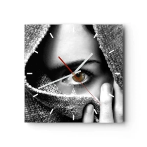 Wanduhr - Glasuhr - Porträt einer Frau mit bernsteinfarbenen Augen, bedeckt mit einem Stoff in Grautönen. - 30x30cm - Erfahre das Geheimnis - Moderne Wanddekoration für Wohnzimmer und Schlafzimmer ARTTOR