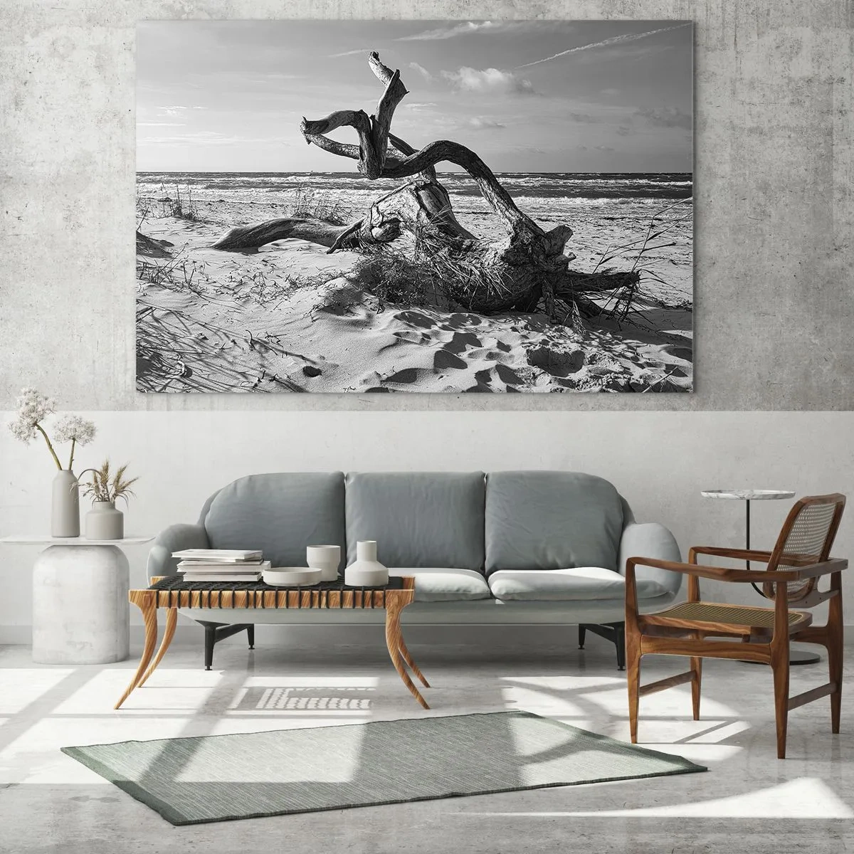 Glasbild - Bild auf glas - Eine schwarz-weiße Landschaft mit einem heruntergefallenen Ast an einem Strand am Meer. - 120x80cm - Meeresskulptur - Moderne Wanddekoration für Wohnzimmer und Schlafzimmer ARTTOR