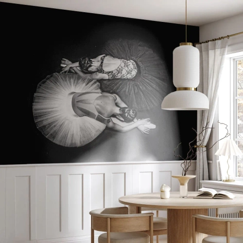 Fototapete Premium Sand - Zwei Ballerinas in einer Yin-Yang-Stretching-Pose - 100x70cm - Jin und Jang – perfekte Balance - Moderne Wanddekoration für Wohnzimmer und Schlafzimmer ARTTOR
