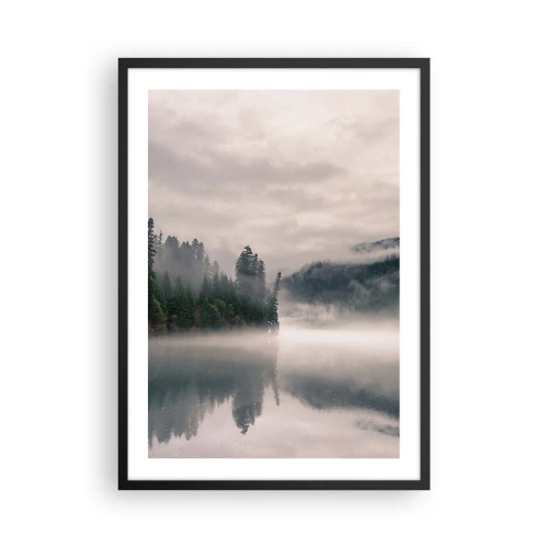 Poster in einem schwarzem Rahmen - Ein nebliger Wald spiegelt sich in der ruhigen Oberfläche des Sees - 50x70cm - In Reflexion, im Nebel - Moderne Wanddekoration für Wohnzimmer und Schlafzimmer ARTTOR