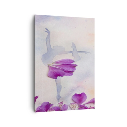 Bild auf Leinwand - Leinwandbild - Eine Tänzerin in einem Blütenblattkleid vor einem pastellfarbenen Hintergrund. - 70x100cm - Zart wie eine Blume - Moderne Wanddekoration für Wohnzimmer und Schlafzimmer ARTTOR