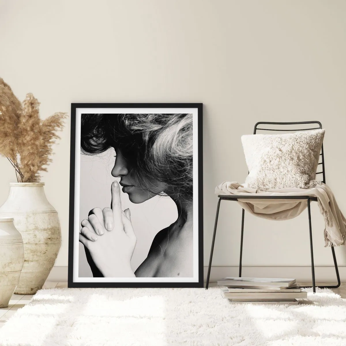 Poster in einem schwarzem Rahmen - Porträt einer Frau mit einer Geste des Schweigens - 50x70cm - Auf sich selbst hören - Moderne Wanddekoration für Wohnzimmer und Schlafzimmer ARTTOR