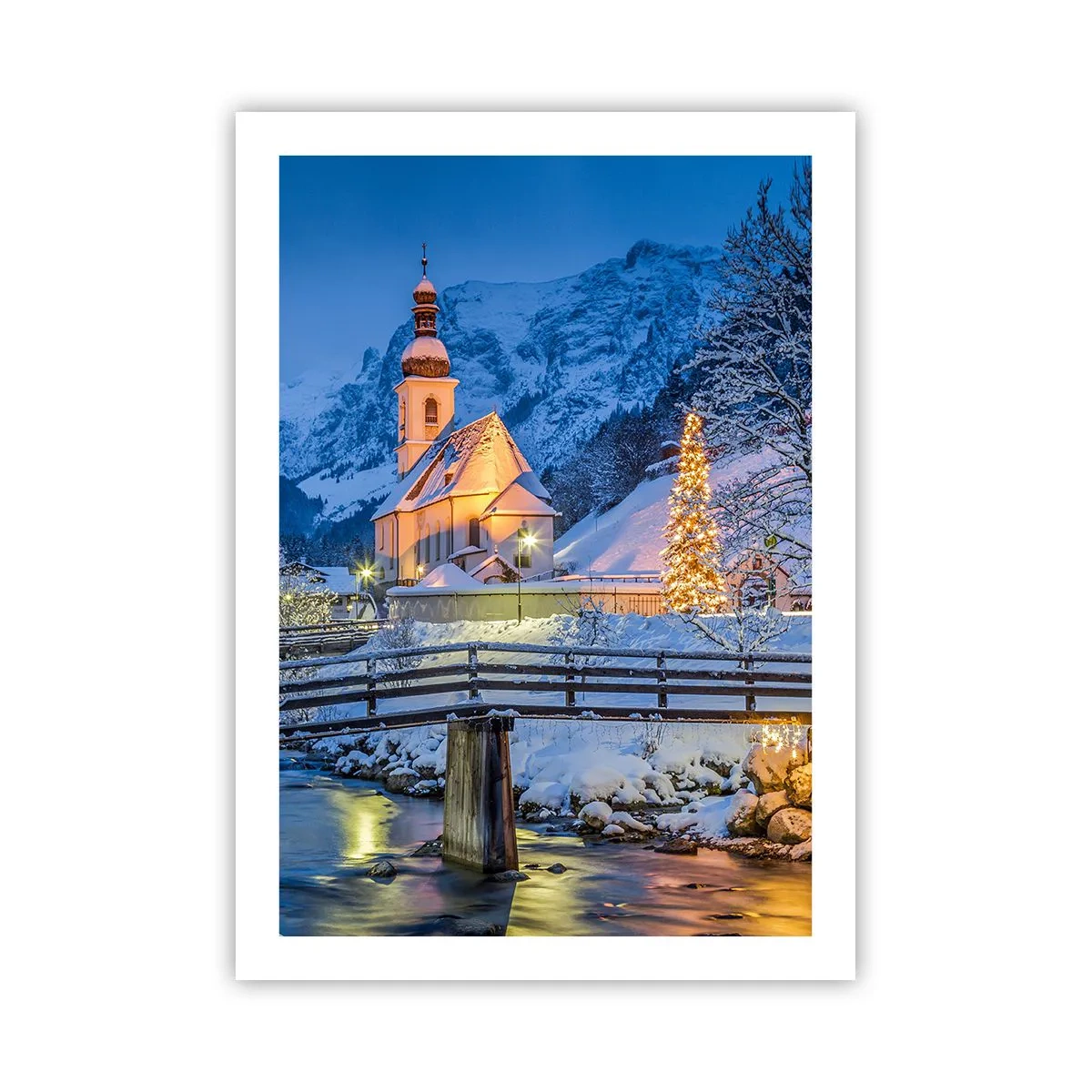 Poster - Eine Kirche in einer Winterlandschaft mit einem Weihnachtsbaum und Weihnachtsbeleuchtung - 50x70cm - Weihnachtsgeist - Moderne Wanddekoration für Wohnzimmer und Schlafzimmer ARTTOR