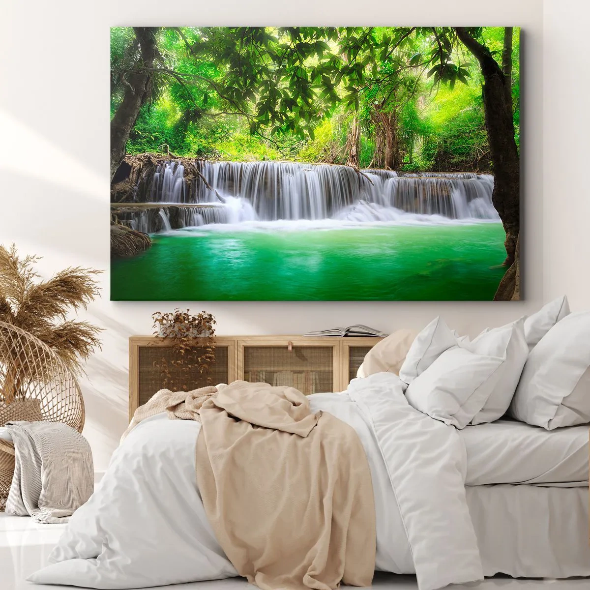 Bild auf Leinwand - Leinwandbild - Ein grüner Wasserfall, umgeben von dichter tropischer Vegetation - 100x70cm - Eine Kaskade in Grün - Moderne Wanddekoration für Wohnzimmer und Schlafzimmer ARTTOR