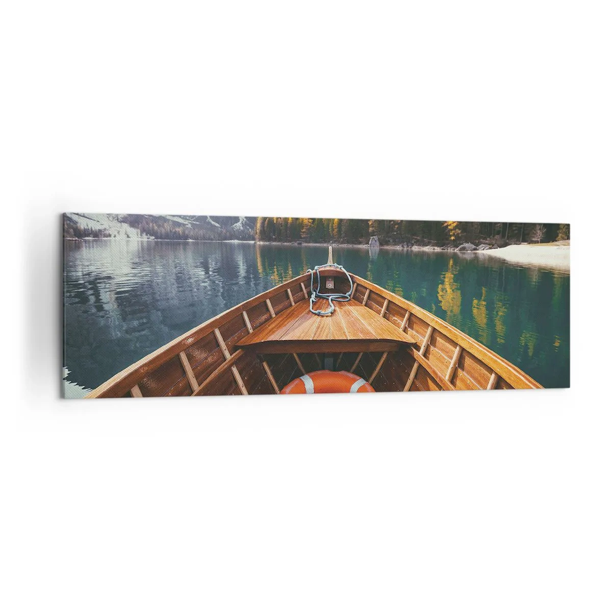 Bild auf Leinwand - Leinwandbild - Ein Holzboot auf einem von Wald umgebenen Bergsee - 160x50cm - Bergreise - Moderne Wanddekoration für Wohnzimmer und Schlafzimmer ARTTOR