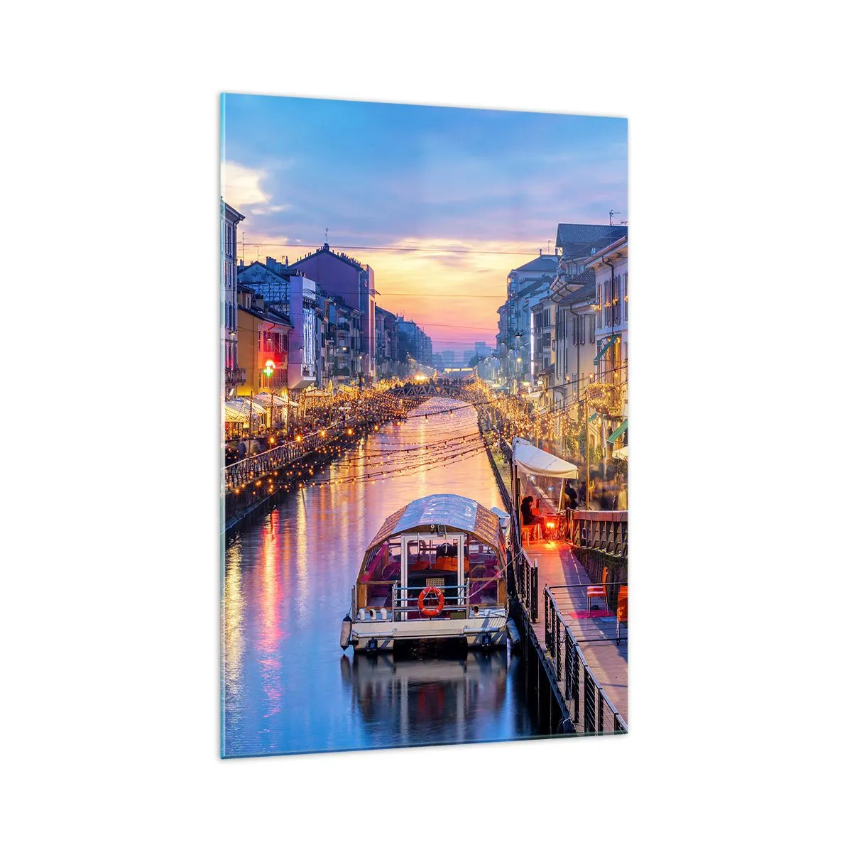 Glasbild - Bild auf glas - Ein Kanal mit Beleuchtung, umgeben von farbenfrohen Gebäuden - 70x100cm - Ein Abend voller Licht und Spaß - Moderne Wanddekoration für Wohnzimmer und Schlafzimmer ARTTOR